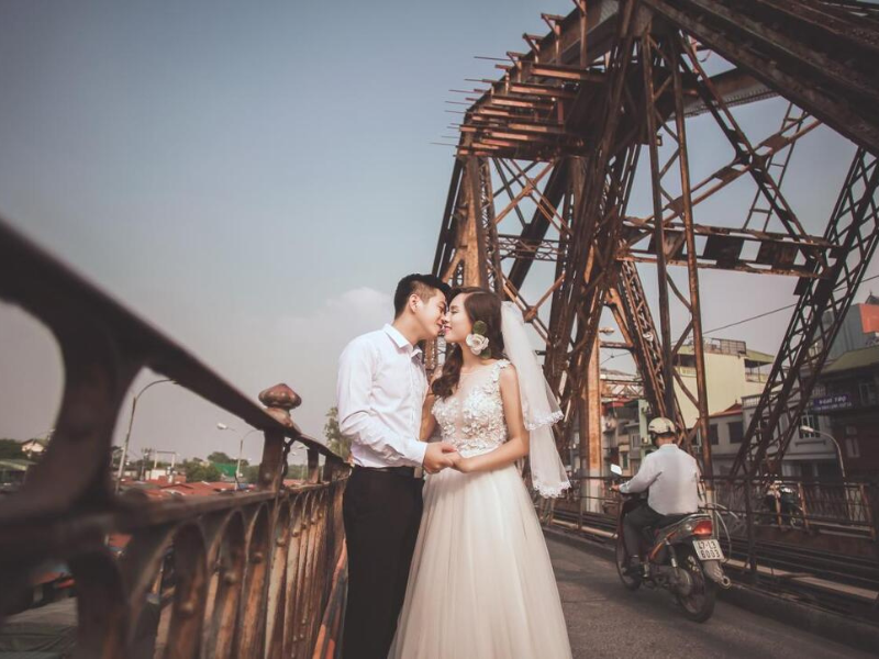 Chụp ảnh cưới ngoại cảnh Cầu Long Biên