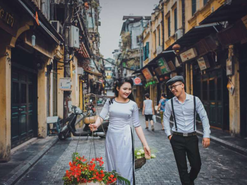 Chụp ảnh cưới tại phố Tạ Hiện