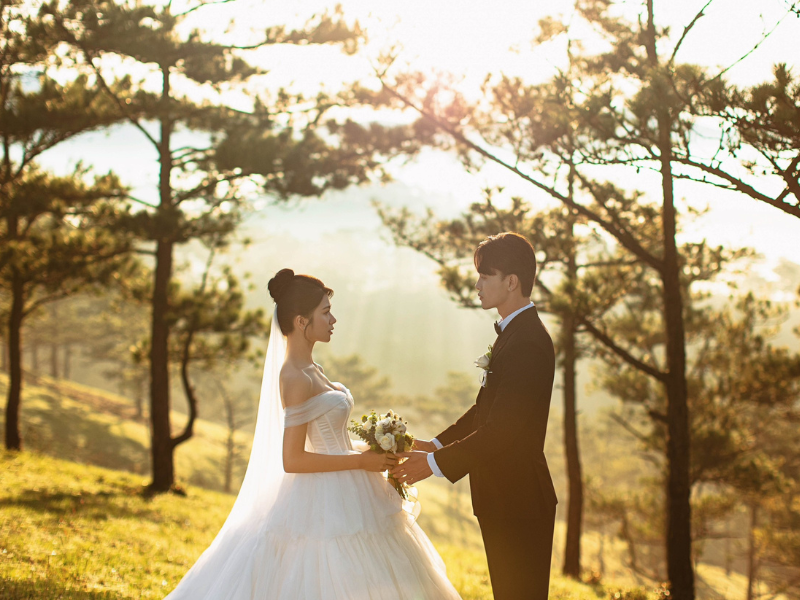 Hình cưới Bình Minh Đà Lạt trên đồi trọc đồi cỏ hồng
