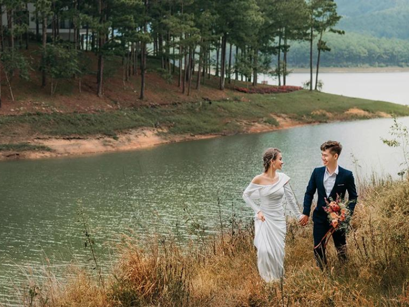 Hồ Tuyền Lâm huyền thoại quen thuộc nhưng chụp ảnh cưới đẹp bất ngờ