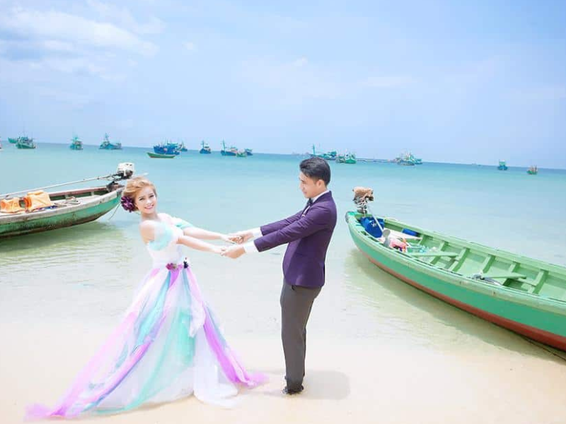 Trải nghiệm một ngày làm ngư dân khi chụp hình cưới tại làng chài Hàm Ninh độc đáo