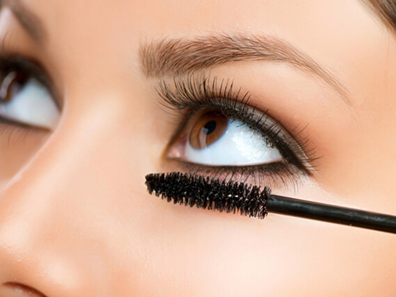 Bấm mi và chải mascara