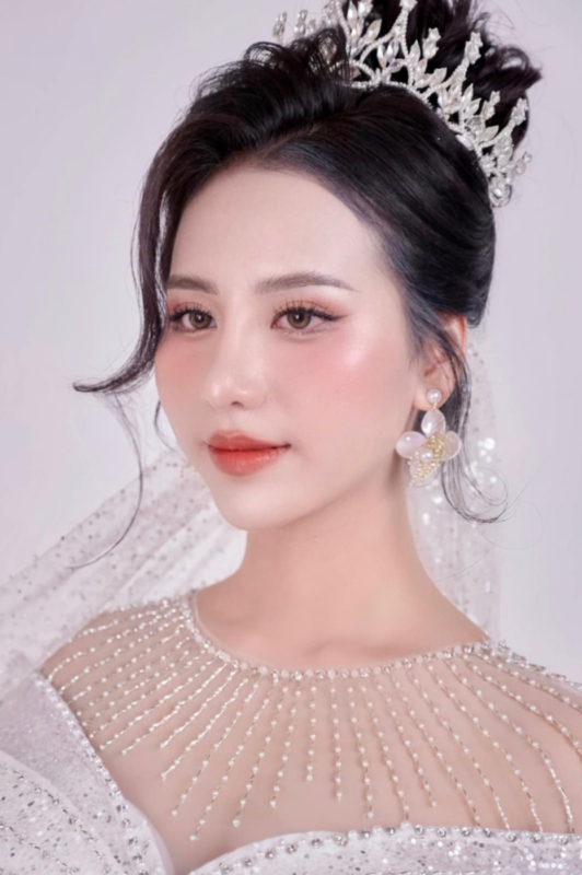 Kiểu makeup lấp lánh cho cô dâu mặt dài