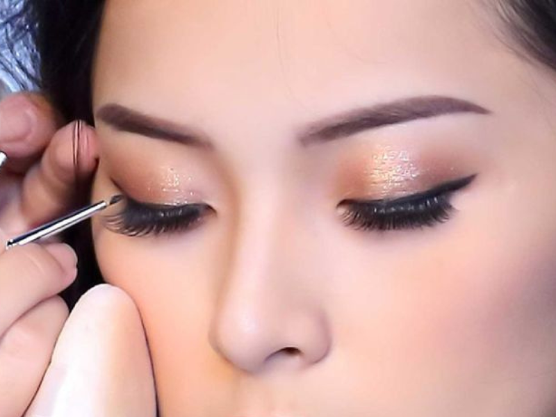 Vẽ eyeliner cho đôi mắt nổi bật