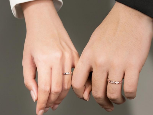 Ảnh chụp tay đeo nhẫn đôi cho cô dâu chú rể tạo nên khoảnh khắc yêu thương khó quên