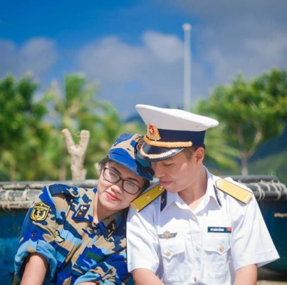 Ảnh cưới hải quân với quân phục
