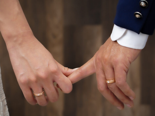 Chụp ảnh nắm tay đeo nhẫn cưới khoảnh khắc lãng mạn không thể quên trong lễ cưới